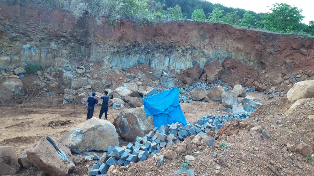 Bắt điểm khai thác đá lậu trong rẫy điều ảnh 1