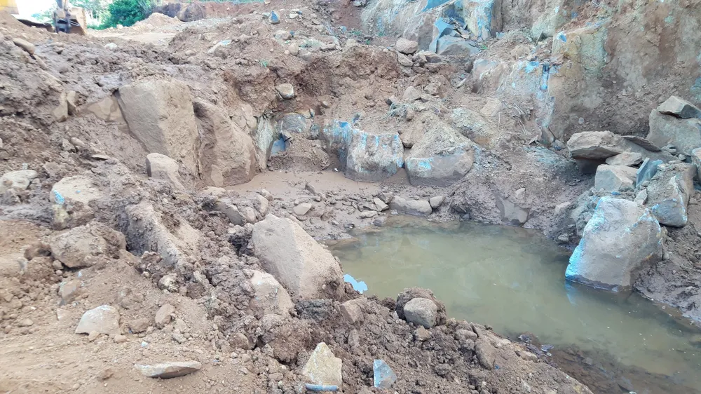 Bắt điểm khai thác đá lậu trong rẫy điều ảnh 2