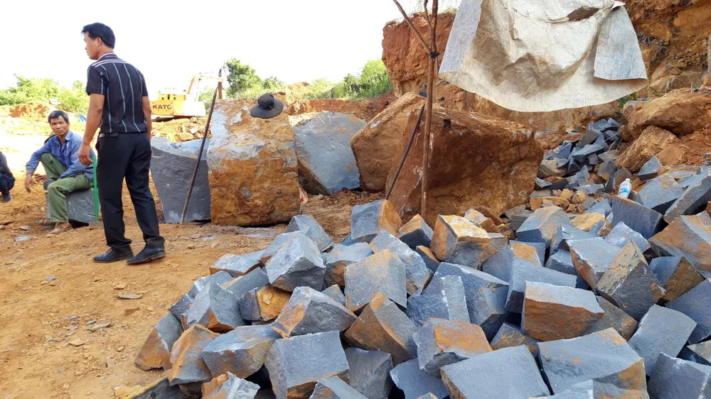 Vụ bắt điểm khai thác đá lậu trong rẫy điều: Xã lập biên bản nhưng “đá tặc”  vẫn ung dung khai thác  ảnh 3