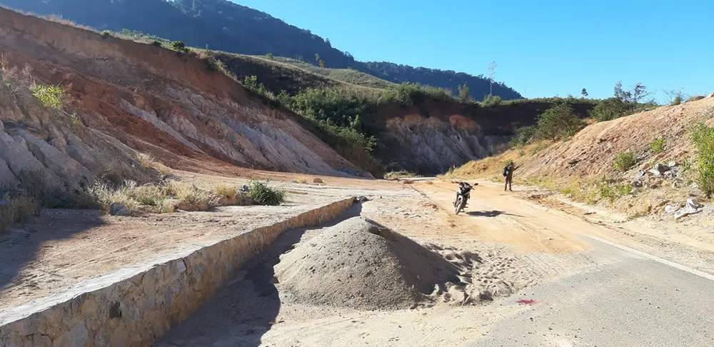 Đường bị đất đá vùi lấp nhiều tháng chưa khắc phục  ảnh 3