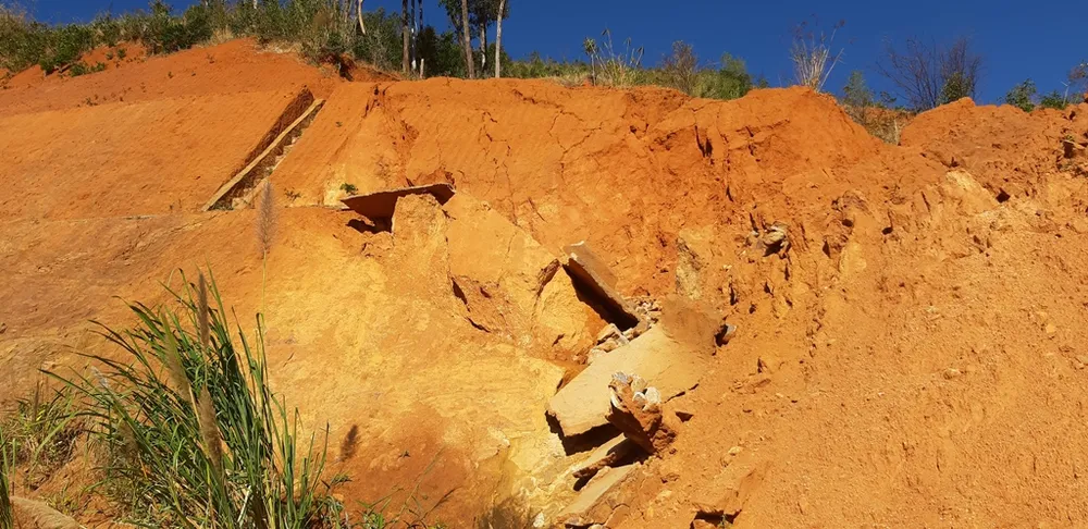 Đường bị đất đá vùi lấp nhiều tháng chưa khắc phục  ảnh 4