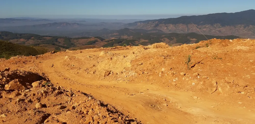 Đường bị đất đá vùi lấp nhiều tháng chưa khắc phục  ảnh 8