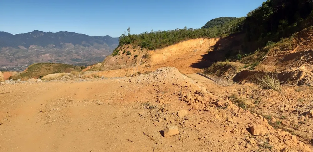 Đường bị đất đá vùi lấp nhiều tháng chưa khắc phục  ảnh 15