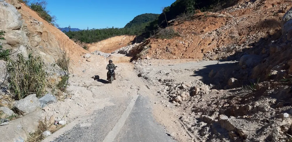 Đường bị đất đá vùi lấp nhiều tháng chưa khắc phục  ảnh 16
