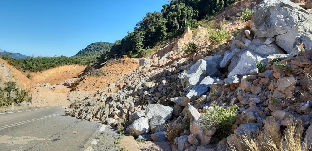 Đường bị đất đá vùi lấp nhiều tháng chưa khắc phục  ảnh 17