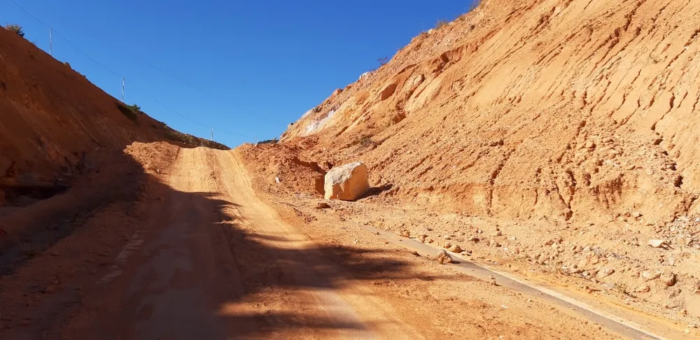 Đường bị đất đá vùi lấp nhiều tháng chưa khắc phục  ảnh 18