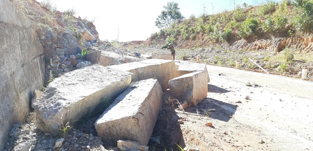 Đường bị đất đá vùi lấp nhiều tháng chưa khắc phục  ảnh 19