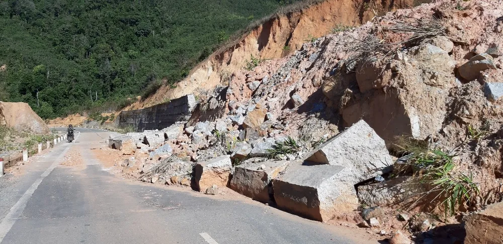 Đường bị đất đá vùi lấp nhiều tháng chưa khắc phục  ảnh 20