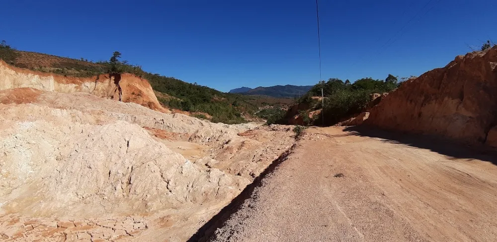 Đường bị đất đá vùi lấp nhiều tháng chưa khắc phục  ảnh 21