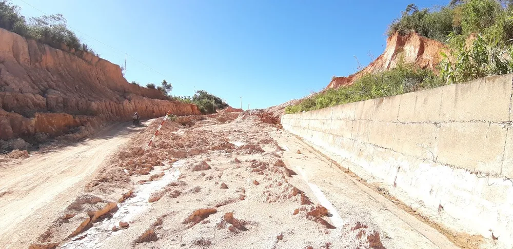 Đường bị đất đá vùi lấp nhiều tháng chưa khắc phục  ảnh 22