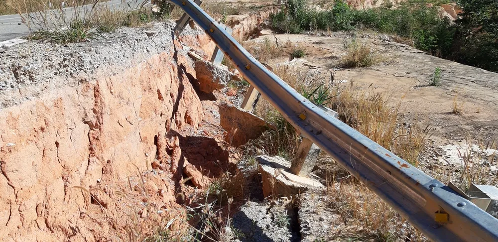 Vụ đường tránh đèo 543 tỷ đồng bị vùi lấp, 4 tháng vẫn chưa sửa: Mặt đường nhựa bể nát, gãy đứt ảnh 6