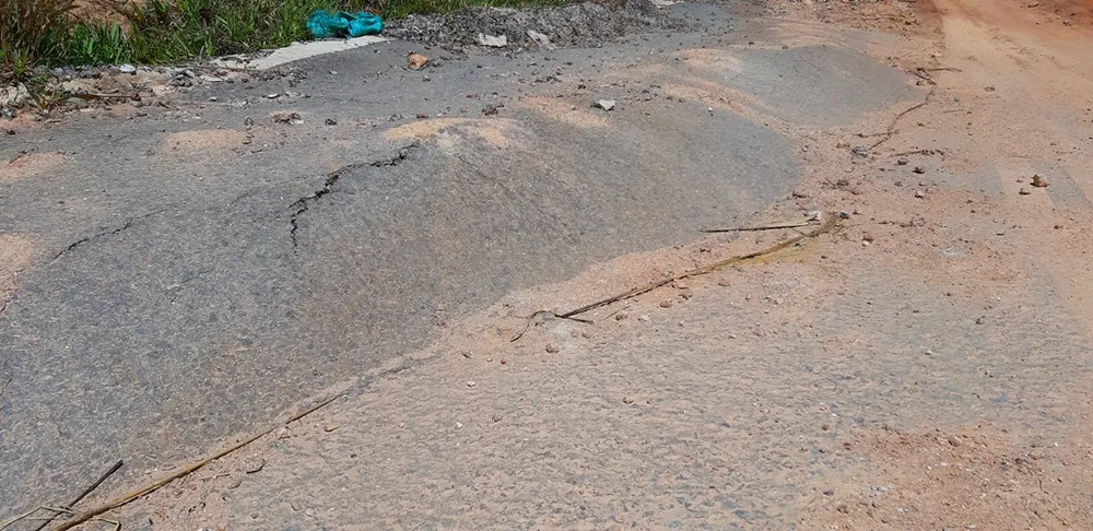 Vụ đường tránh đèo 543 tỷ đồng bị vùi lấp, 4 tháng vẫn chưa sửa: Mặt đường nhựa bể nát, gãy đứt ảnh 8