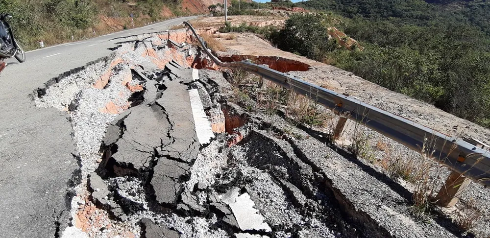 Vụ đường tránh đèo 543 tỷ đồng bị vùi lấp, 4 tháng vẫn chưa sửa: Mặt đường nhựa bể nát, gãy đứt ảnh 1