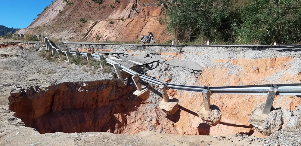 Vụ đường tránh đèo 543 tỷ đồng bị vùi lấp, 4 tháng vẫn chưa sửa: Mặt đường nhựa bể nát, gãy đứt ảnh 2