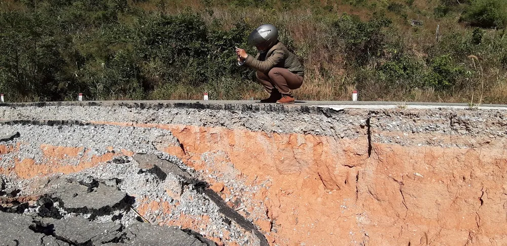 Vụ đường tránh đèo 543 tỷ đồng bị vùi lấp, 4 tháng vẫn chưa sửa: Mặt đường nhựa bể nát, gãy đứt ảnh 3