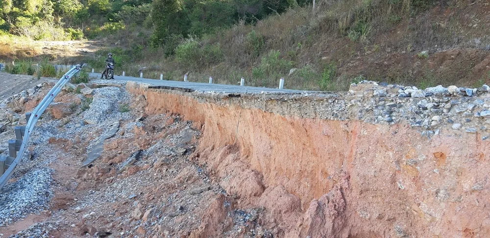 Vụ đường tránh đèo 543 tỷ đồng bị vùi lấp, 4 tháng vẫn chưa sửa: Mặt đường nhựa bể nát, gãy đứt ảnh 4