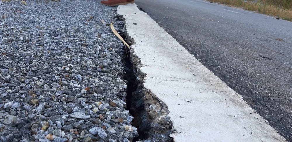 Vụ đường tránh đèo 543 tỷ đồng bị vùi lấp, 4 tháng vẫn chưa sửa: Mặt đường nhựa bể nát, gãy đứt ảnh 9