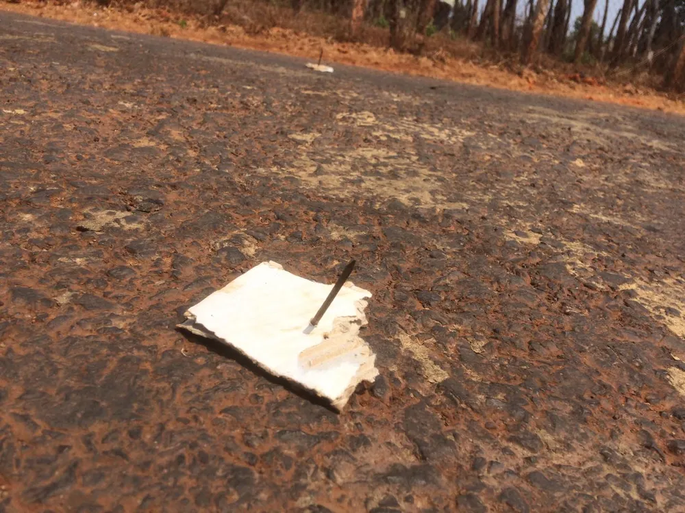 Đinh sắt được rải trên đường làng, dân lo lắng ảnh 2