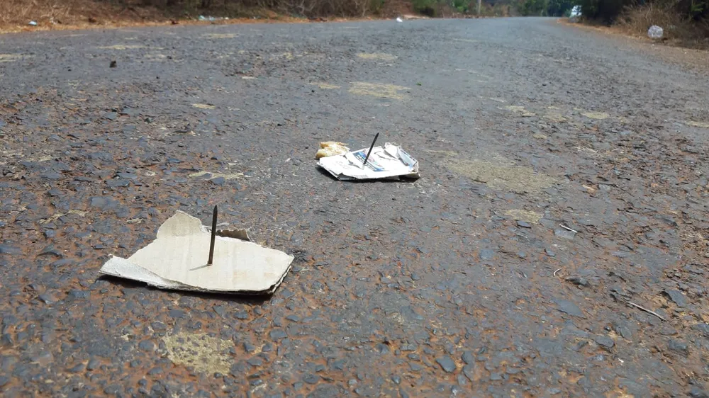 Đinh sắt được rải trên đường làng, dân lo lắng ảnh 3