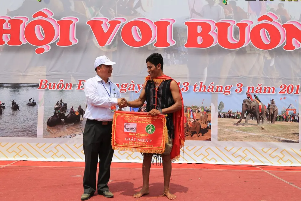 Lên Tây Nguyên xem voi đá bóng ảnh 15