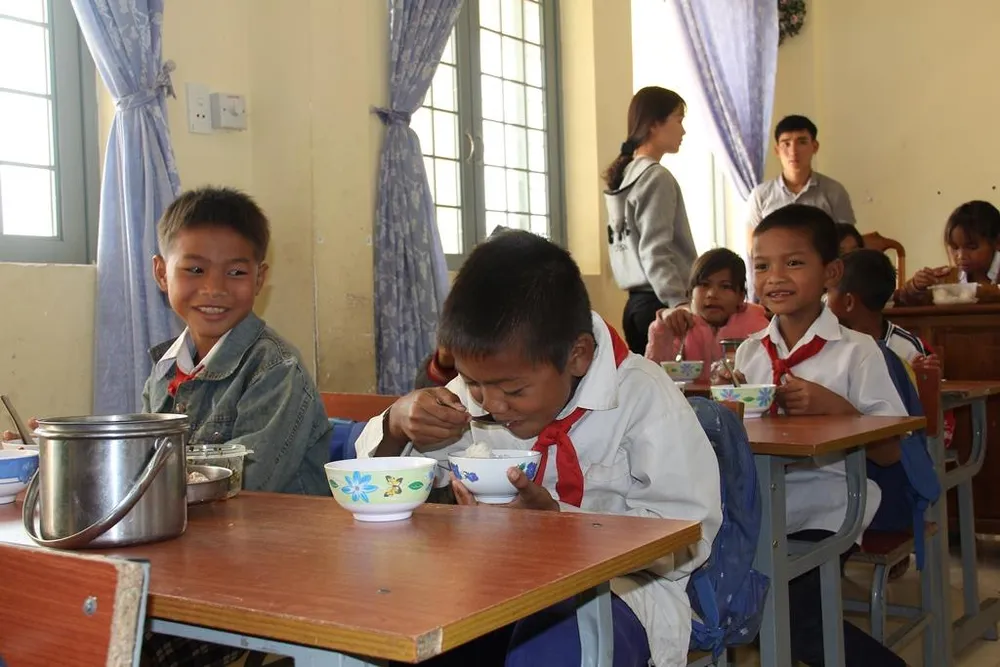 Giáo viên vùng cao nấu cơm trưa miễn phí cho học sinh ảnh 10