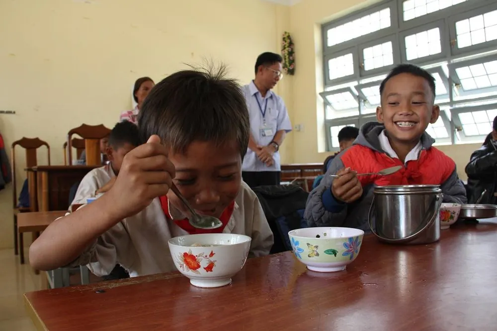 Giáo viên vùng cao nấu cơm trưa miễn phí cho học sinh ảnh 12