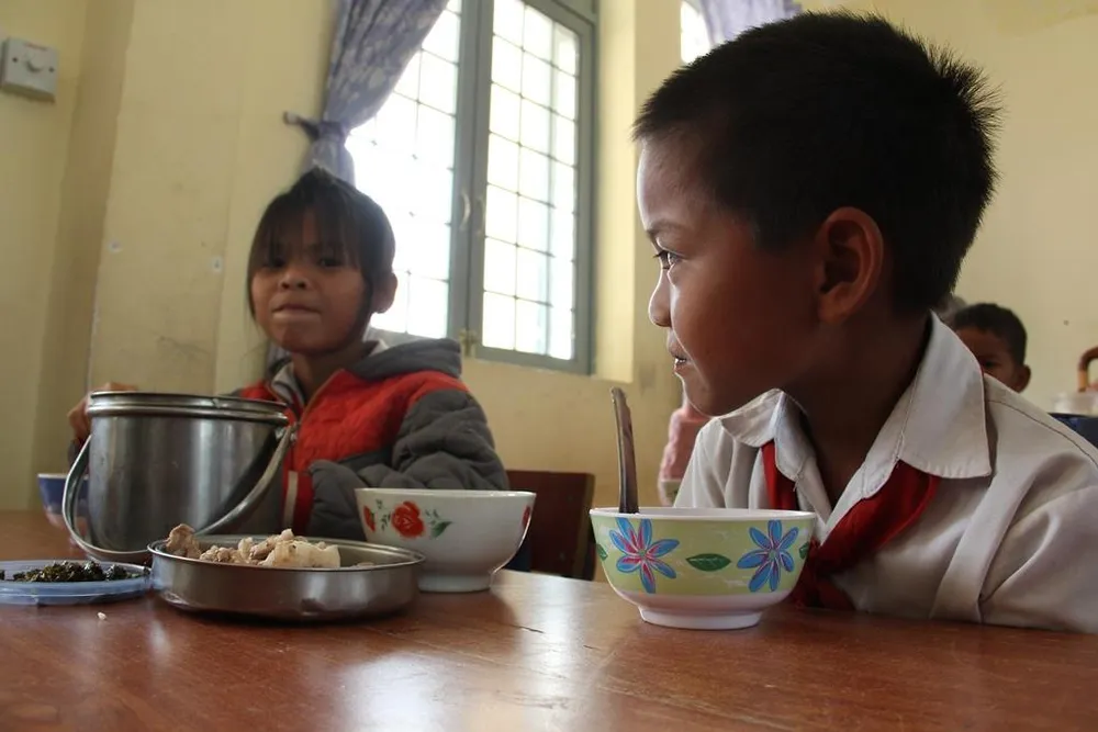 Giáo viên vùng cao nấu cơm trưa miễn phí cho học sinh ảnh 13