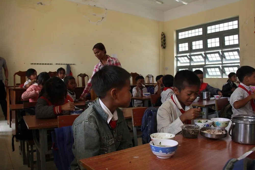 Giáo viên vùng cao nấu cơm trưa miễn phí cho học sinh ảnh 14