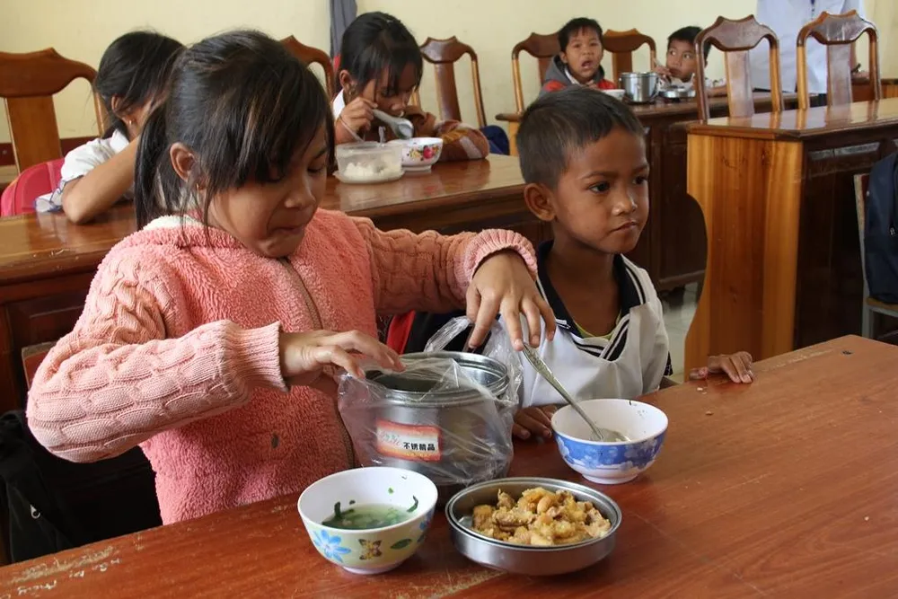 Giáo viên vùng cao nấu cơm trưa miễn phí cho học sinh ảnh 15