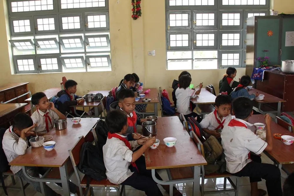 Giáo viên vùng cao nấu cơm trưa miễn phí cho học sinh ảnh 16