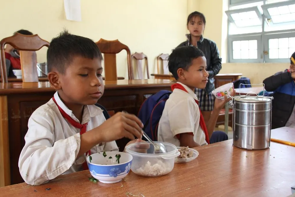 Giáo viên vùng cao nấu cơm trưa miễn phí cho học sinh ảnh 17