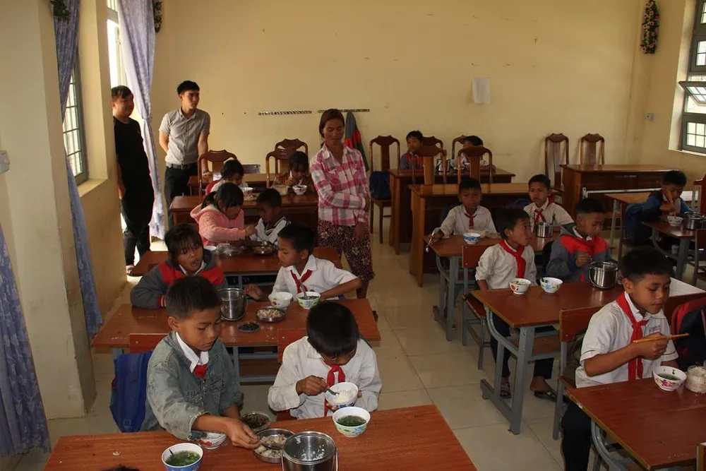 Giáo viên vùng cao nấu cơm trưa miễn phí cho học sinh ảnh 7
