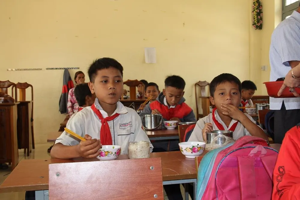 Giáo viên vùng cao nấu cơm trưa miễn phí cho học sinh ảnh 8