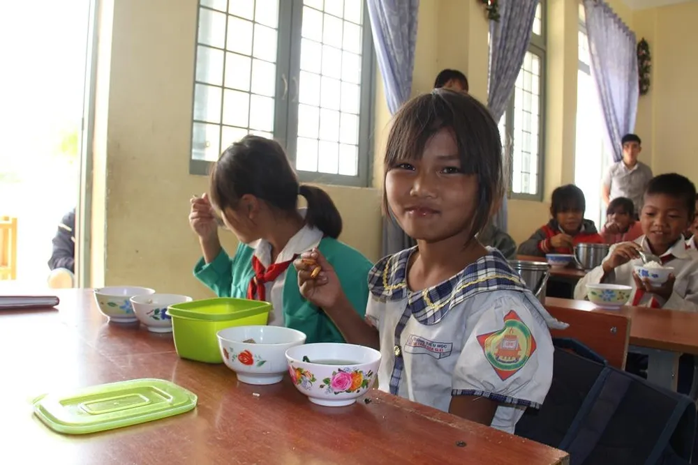 Giáo viên vùng cao nấu cơm trưa miễn phí cho học sinh ảnh 9