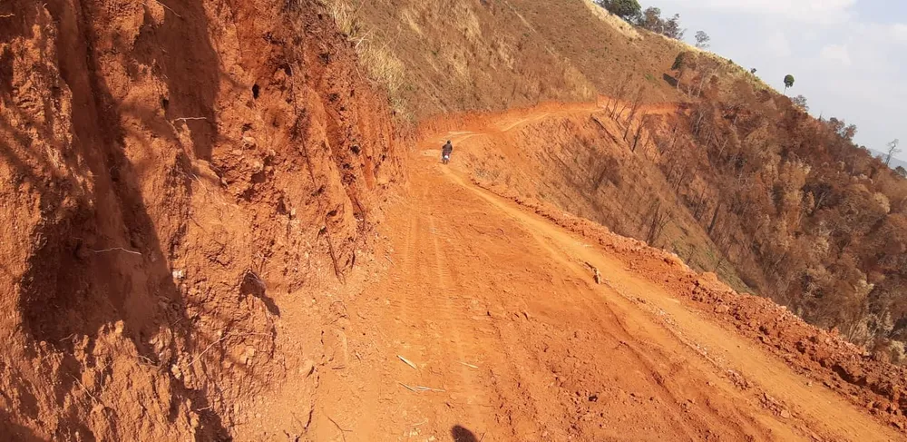 Gỗ bị chặt hạ, cất giấu trên “cổng trời” Đắk Long ảnh 3