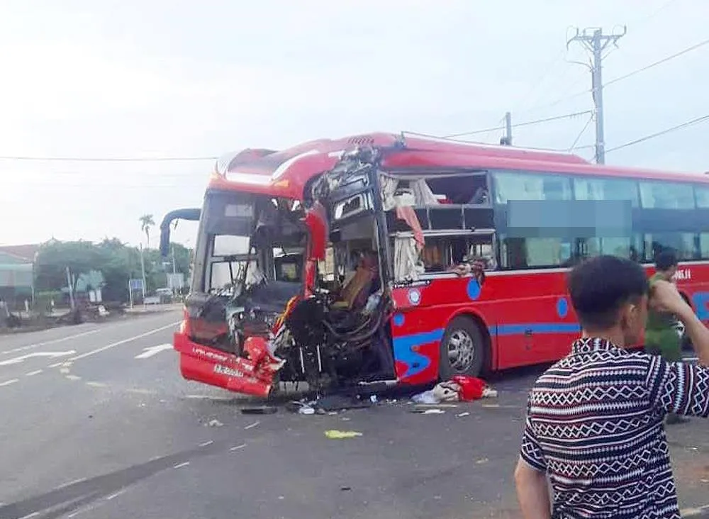 Hai xe khách đâm nhau, 7 người nhập viện khẩn cấp ảnh 1