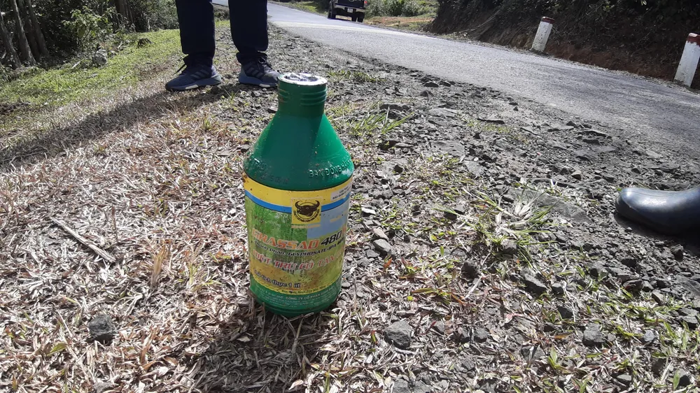 Phát quang cây cỏ 2 bên quốc lộ bằng… thuốc diệt cỏ ảnh 2