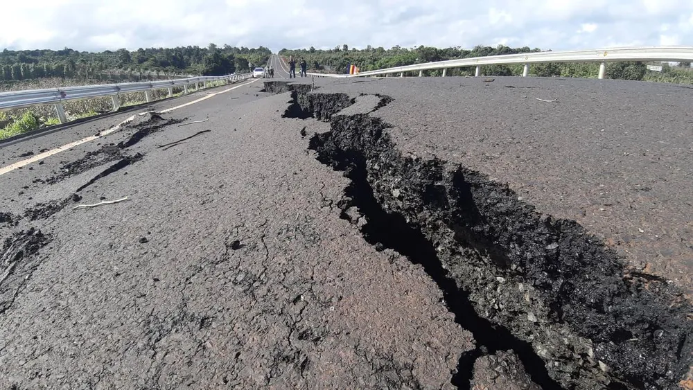Đường 250 tỷ đồng chưa bàn giao đã tan nát ảnh 1