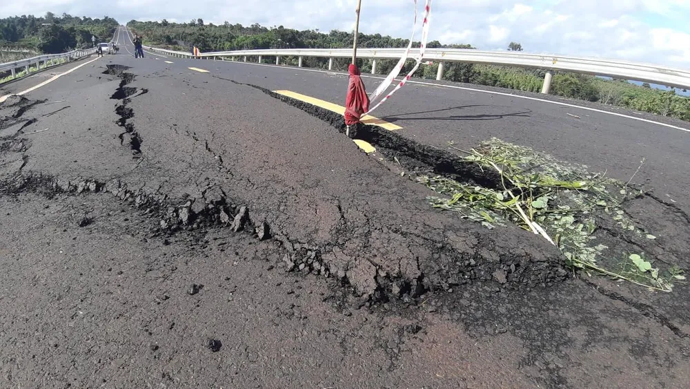 Đường 250 tỷ đồng chưa bàn giao đã tan nát ảnh 2
