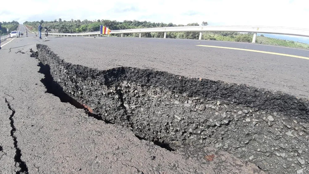 Đường 250 tỷ đồng chưa bàn giao đã tan nát ảnh 3