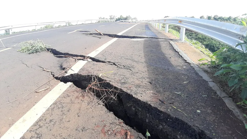 Đường 250 tỷ đồng chưa bàn giao đã tan nát ảnh 4