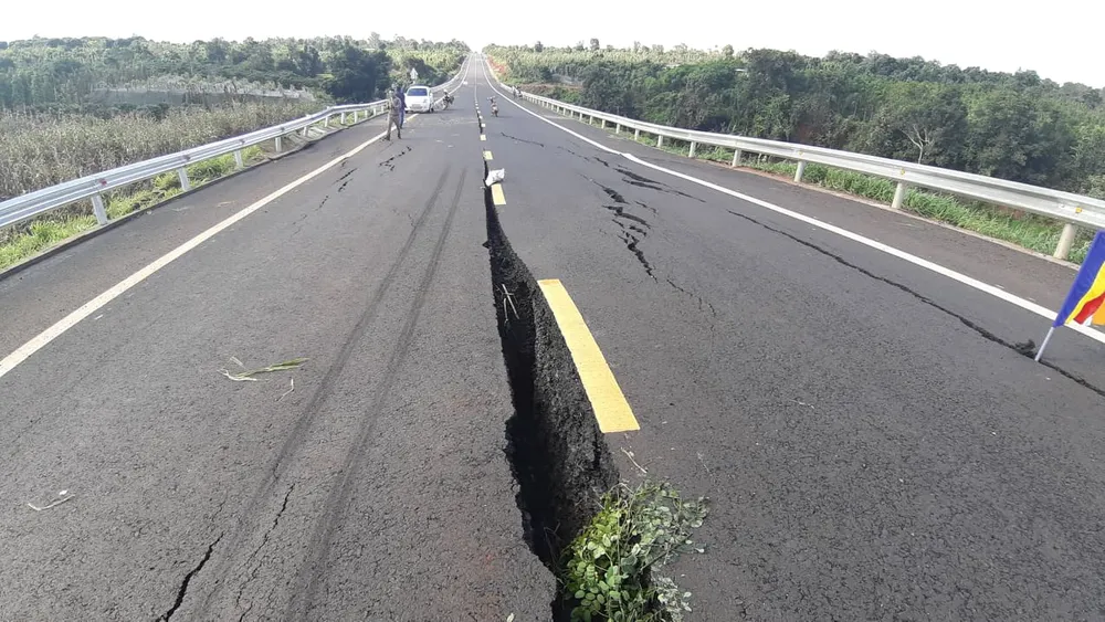 Đường 250 tỷ đồng chưa bàn giao đã tan nát ảnh 5