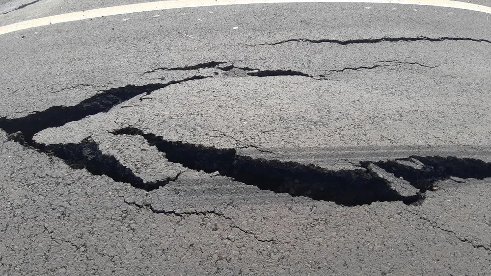 Đường 250 tỷ đồng chưa bàn giao đã tan nát ảnh 7