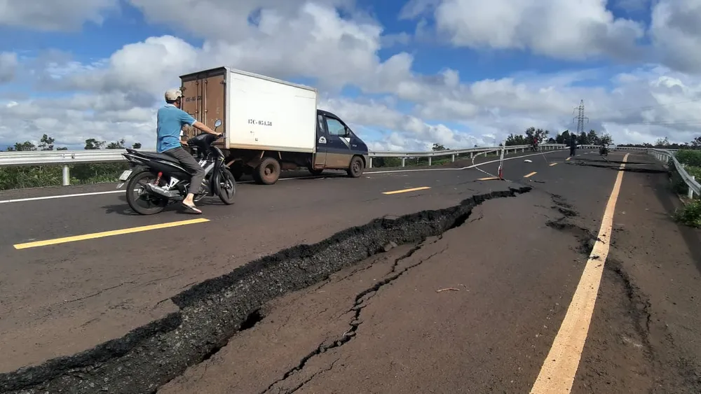 Đường 250 tỷ đồng chưa bàn giao đã tan nát ảnh 8