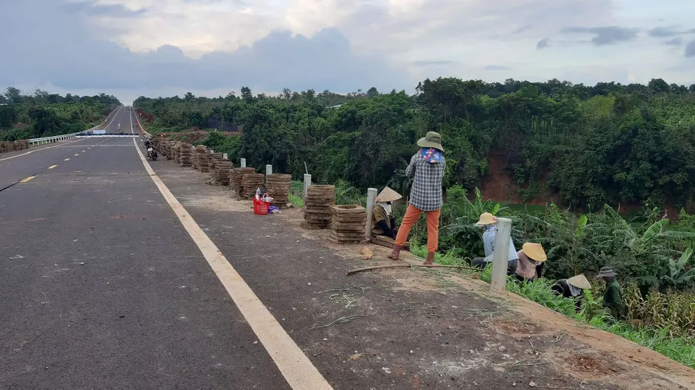 Khoanh vùng vị trí hư hỏng trên con đường 250 tỷ đồng chưa bàn giao đã nát ảnh 2