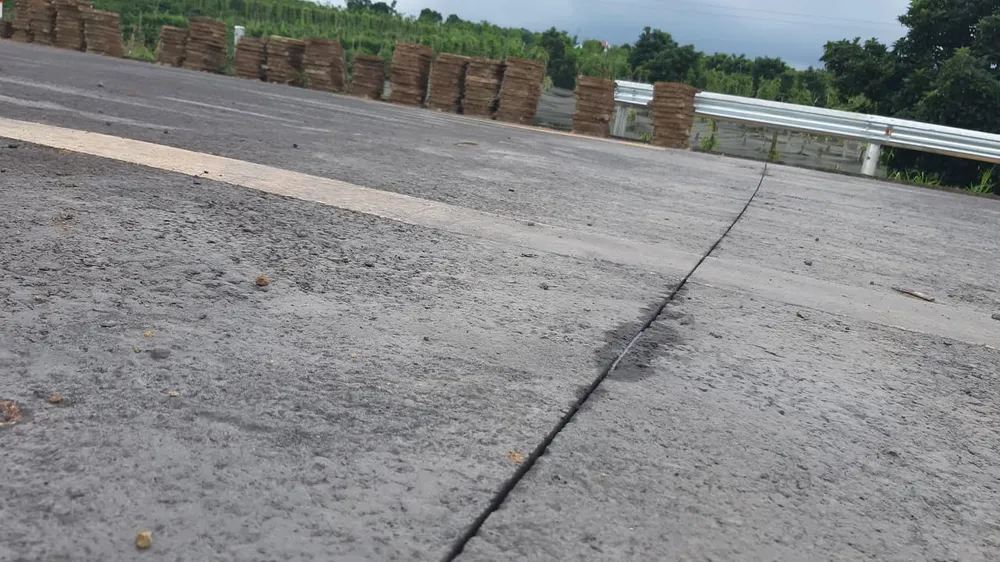 Khoanh vùng vị trí hư hỏng trên con đường 250 tỷ đồng chưa bàn giao đã nát ảnh 4