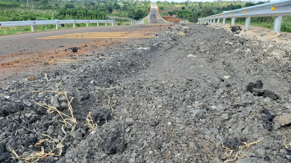 Bộ GTVT đề nghị quan tâm khắc phục sự cố đường 250 tỷ chưa bàn giao đã nát ảnh 1