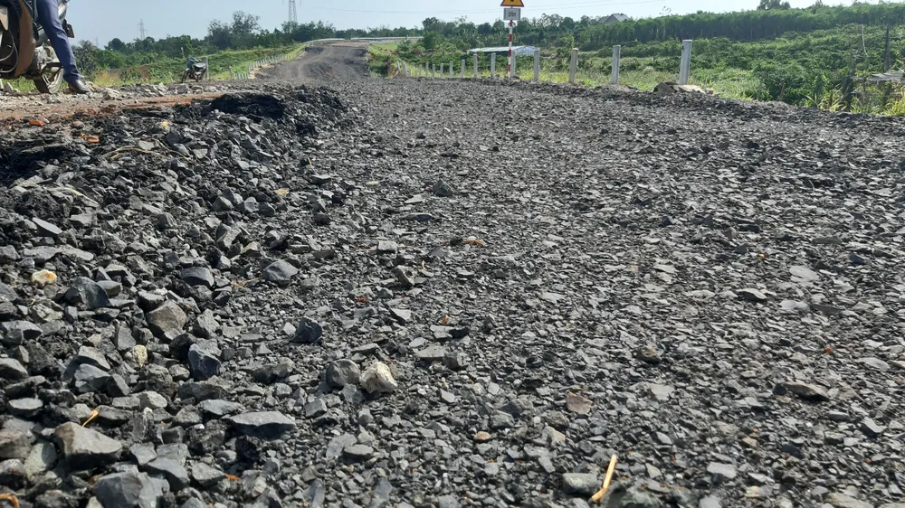 Bộ GTVT đề nghị quan tâm khắc phục sự cố đường 250 tỷ chưa bàn giao đã nát ảnh 3