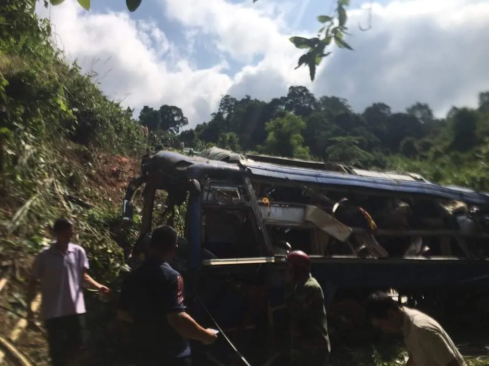 Xe khách lật vực sâu, ít nhất 5 người chết, hàng chục người bị thương ảnh 5