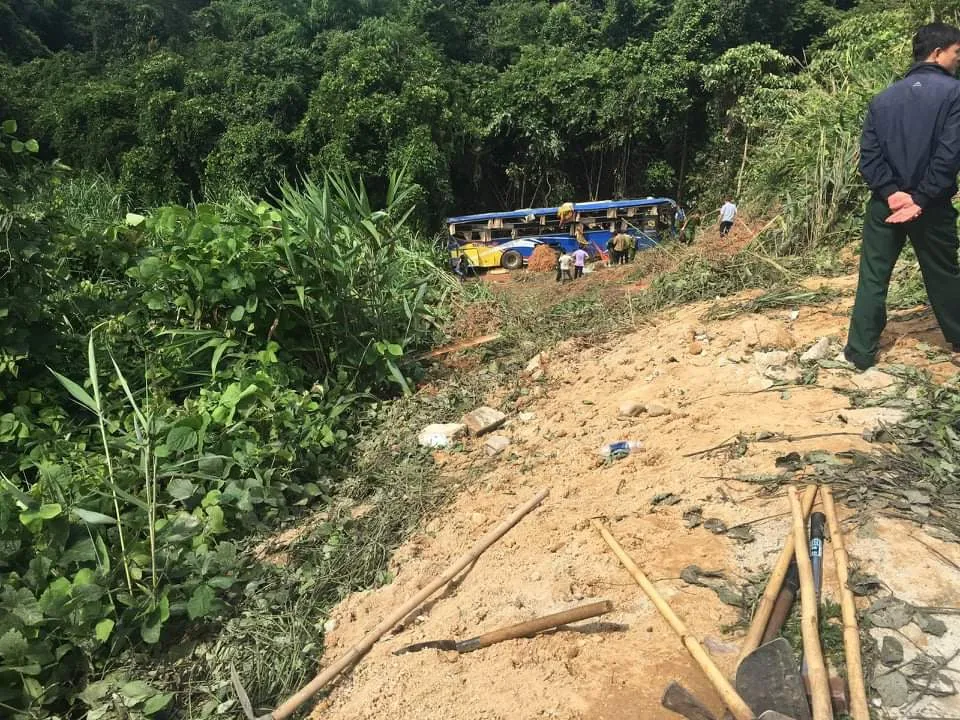 Xe khách lật vực sâu, ít nhất 5 người chết, hàng chục người bị thương ảnh 6